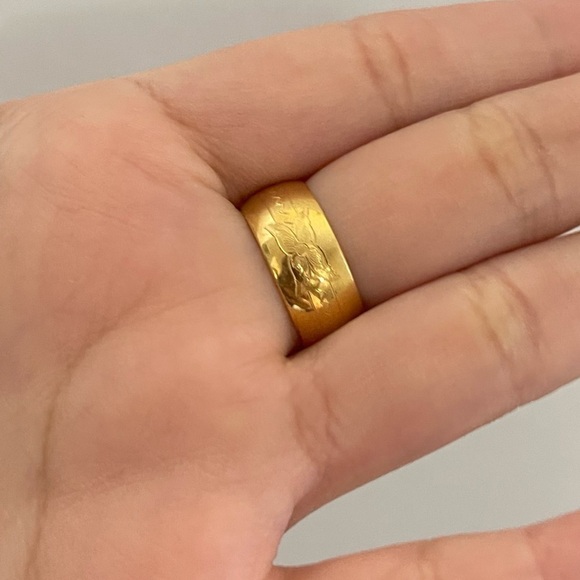 Gold tone engraved band ring - Picture 2 of 5